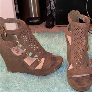 Guess wedges